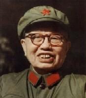 1957年，谭震林回乡调研，发现一家国营粮店的窗口很高，需要踮脚才能接过粮食，他