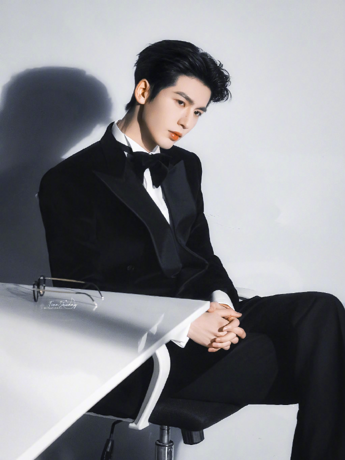 双平台齐送祝福！祝张凌赫28岁生日快乐，新剧《逐玉》《这一秒过火》预约解锁，待播