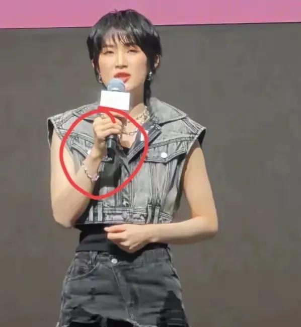 姚安娜不愧是千金大小姐，身上带着一种独特的美！
一头干练的短发，气质优雅，她身上