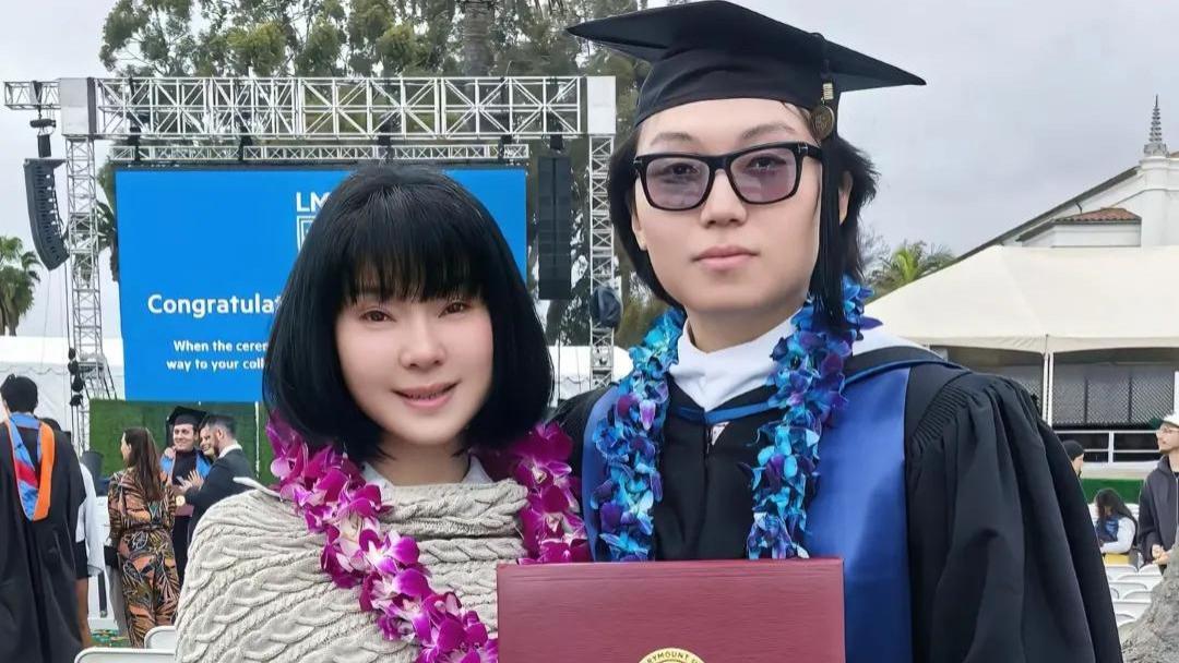 陈红57岁赴美参加儿子毕业典礼，23岁儿子达达酷似富商父亲，与女友亲密亮相