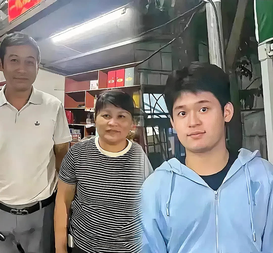 林诗栋和爸妈的全家福











我的天哪，这真是林诗栋的全家福吗？我