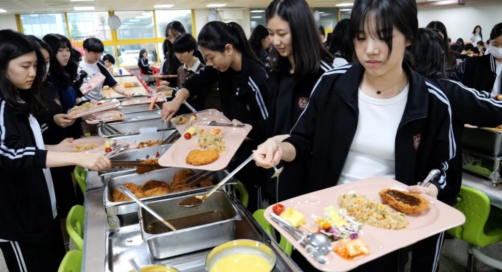 学校陪餐制形同虚设。
浙江余姚市姚北实验学校的食堂的绞肉机发现蛆虫。
说明了什么