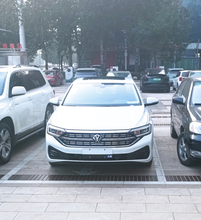 速腾全款13万落地
今天全款13万，提了一台1.2T顶配，感觉不错，市区动力一点