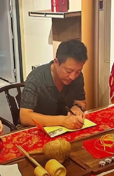 汪小菲除了忙工作就是陪孩子陪老婆。
麻六记又有新动作了又要和名企合作了。张兰曾经