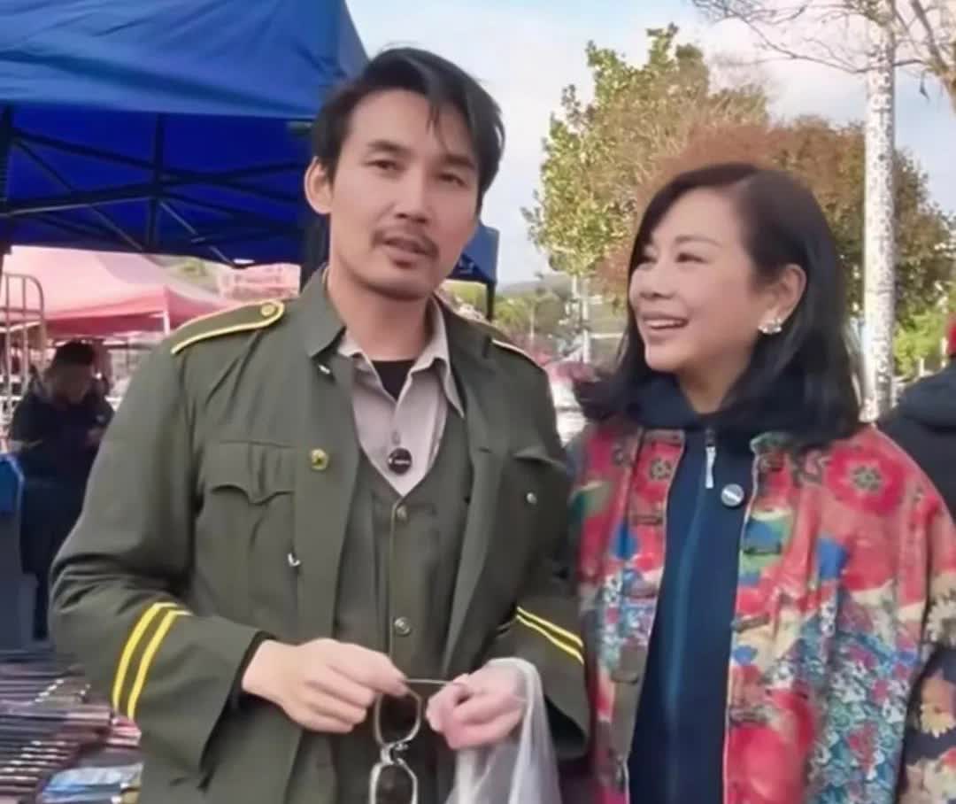 陈松伶张铎夫妇贵州赶大集，张铎为爱装老见真情，穿着土气的绿色军衣，胡子拉碴，一副