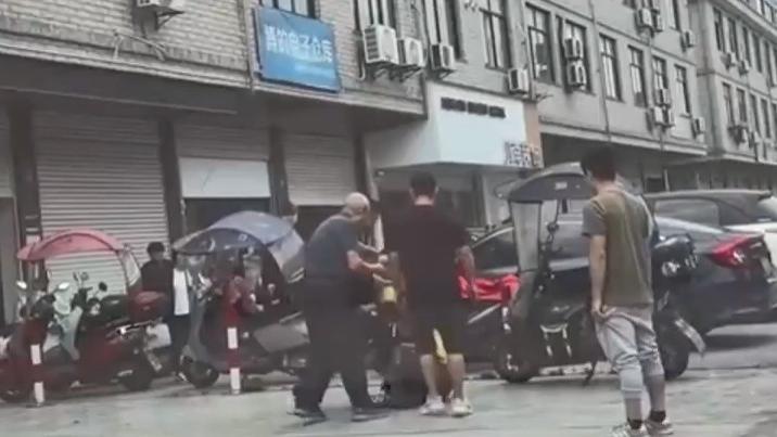 外卖员撞到宠物狗被打派出所介入，目击者称被打外卖员所撞狗未拴绳