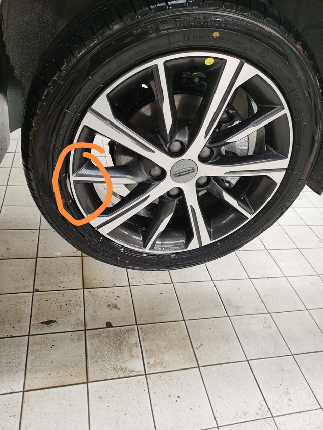 新车胎压像股票抛物线
四代帝豪车发现右前轮慢跑气，给4儿子店打电话回复可能是自己