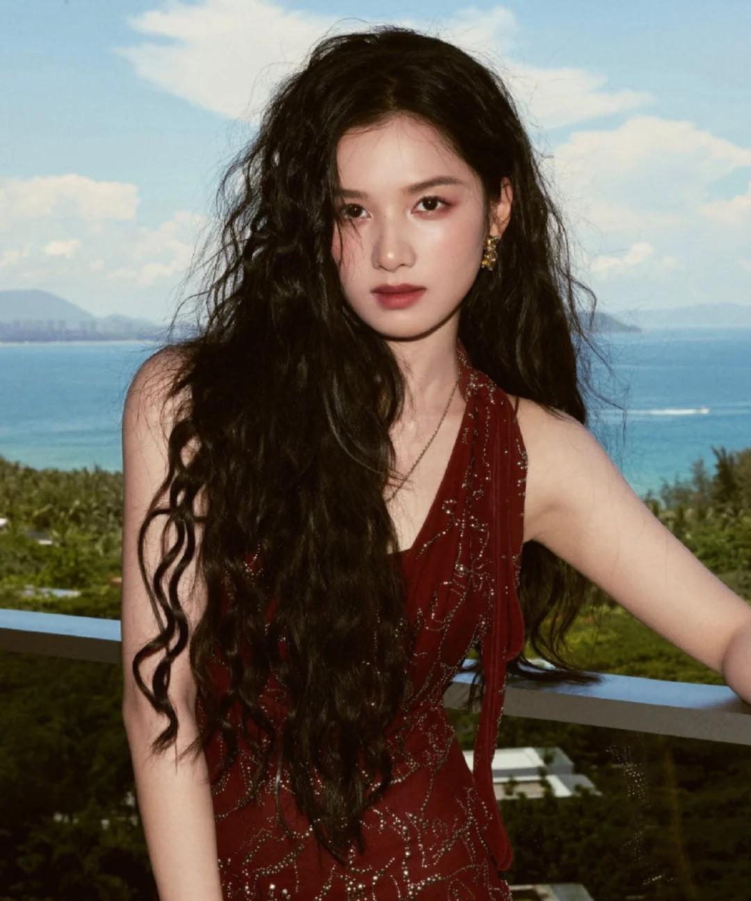 张婧仪最近很烦啊！
不是总有人说她长得像周也，
也不是说她藏海传演得差，而是竟然