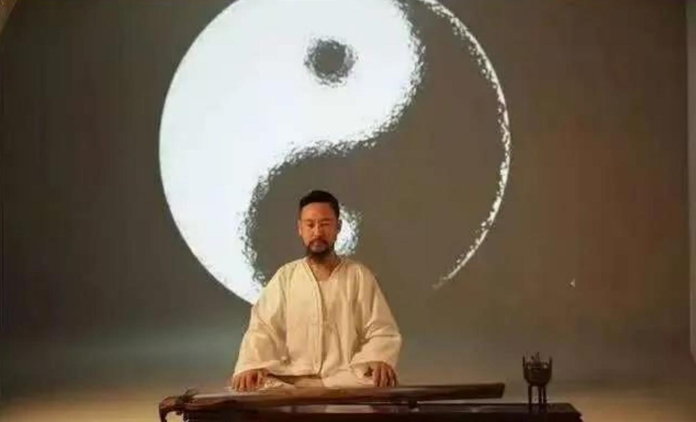 开悟的人，话少事少，简单不急不惧。



这种超然物外的状态并非与世隔绝，而是源