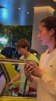 陆陆续续看到女队队员们出门了，应该是去聚餐。
冠军赛圆满结束，接下来大家又要备战