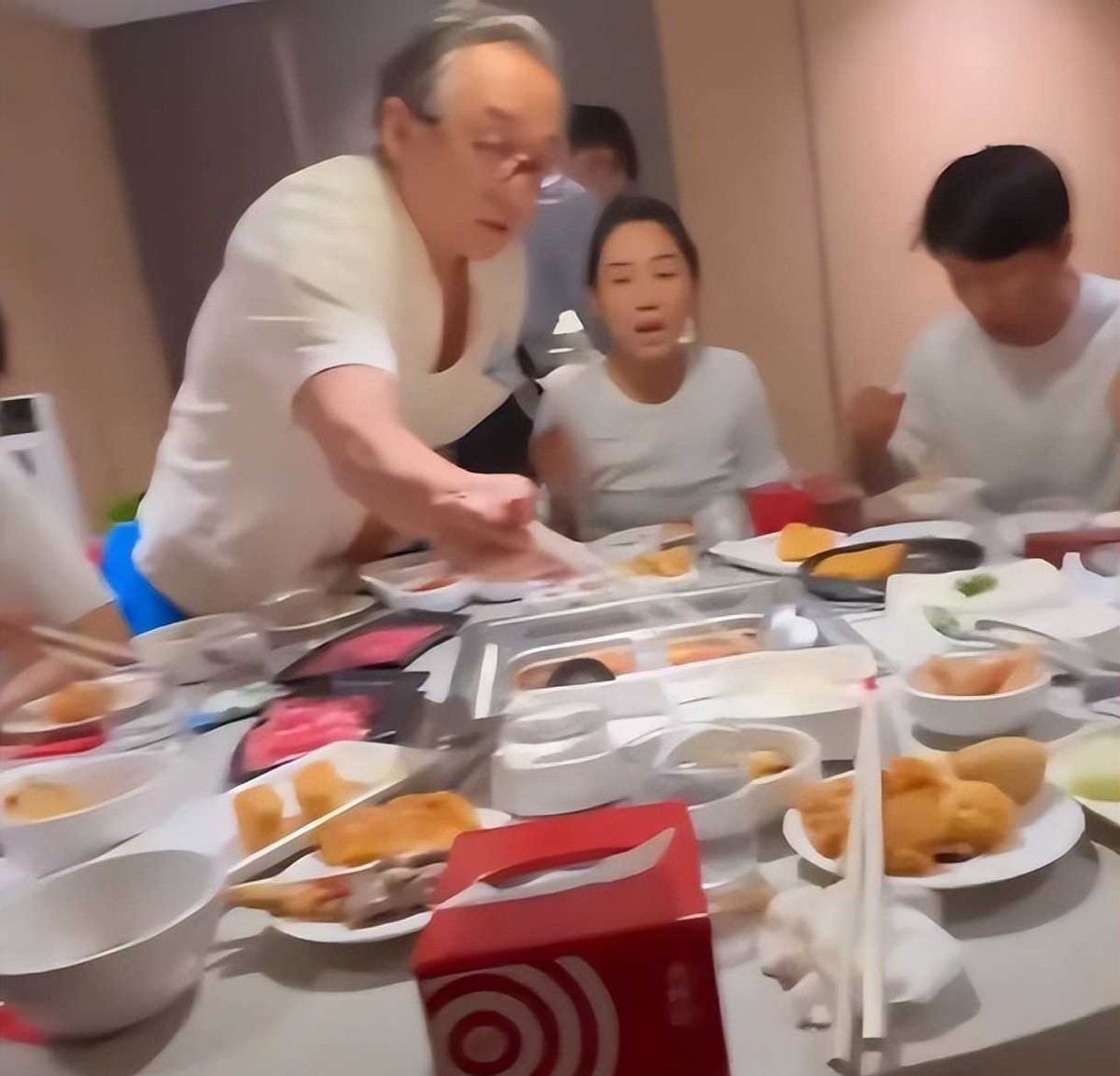 71岁成龙加拿大与友人吃海底捞，戴着老花镜夹菜，看酸了多少人！