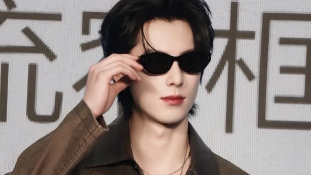 王鹤棣杭州暴龙活动出圈名场面！东北话十级+嘴瓢现场，宠粉细节却让网友吵翻了？