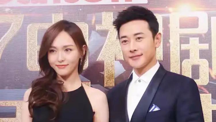 黑衣扶灵破谣言！唐嫣现身罗晋父亲追悼会，亲爹到场鞠躬，站位藏满细节