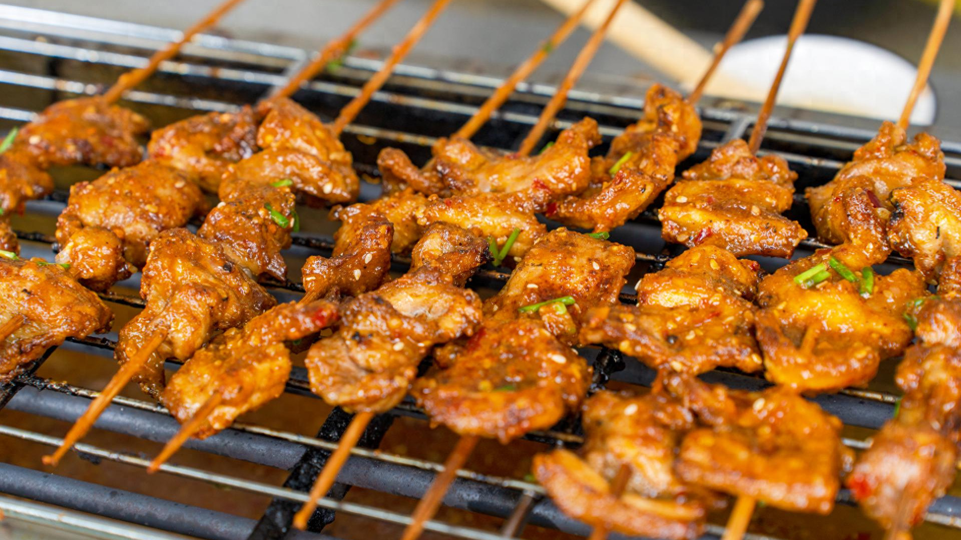 酸甜果香咸辣鲜，数种味道巧妙叠加在一串烧烤上，形成了广西特色果酱烧烤