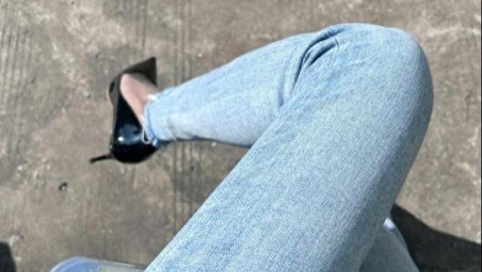 女生穿紧身牛仔裤会很勒吗？