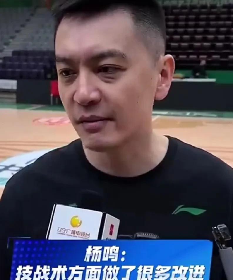 这就是杨鸣说的技战术调整！终究不是长久之计！
东北德比辽宁对阵吉林的比赛赛前，杨