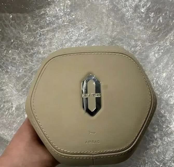 这张图就能说明比亚迪的全产业链优势到底有多强悍。
这是问界汽车的气囊总成，是比