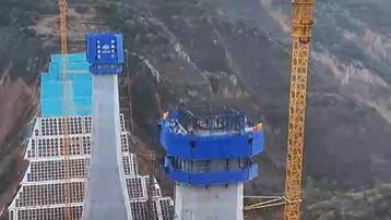 撑起“钢铁脊梁”！平庆铁路控制性工程稠水沟特大桥主墩封顶