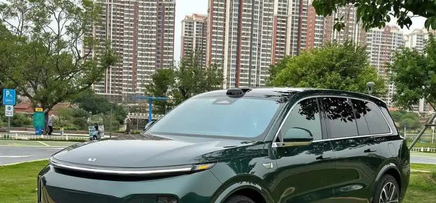 余承东公布问界M8公布价格，让我铁了心买理想L9。
问界M8，入门版落地快38