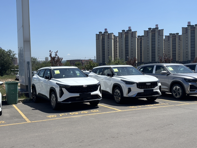 新老款前脸一个沉稳一个年轻
当然我感觉还是银色黑顶好看