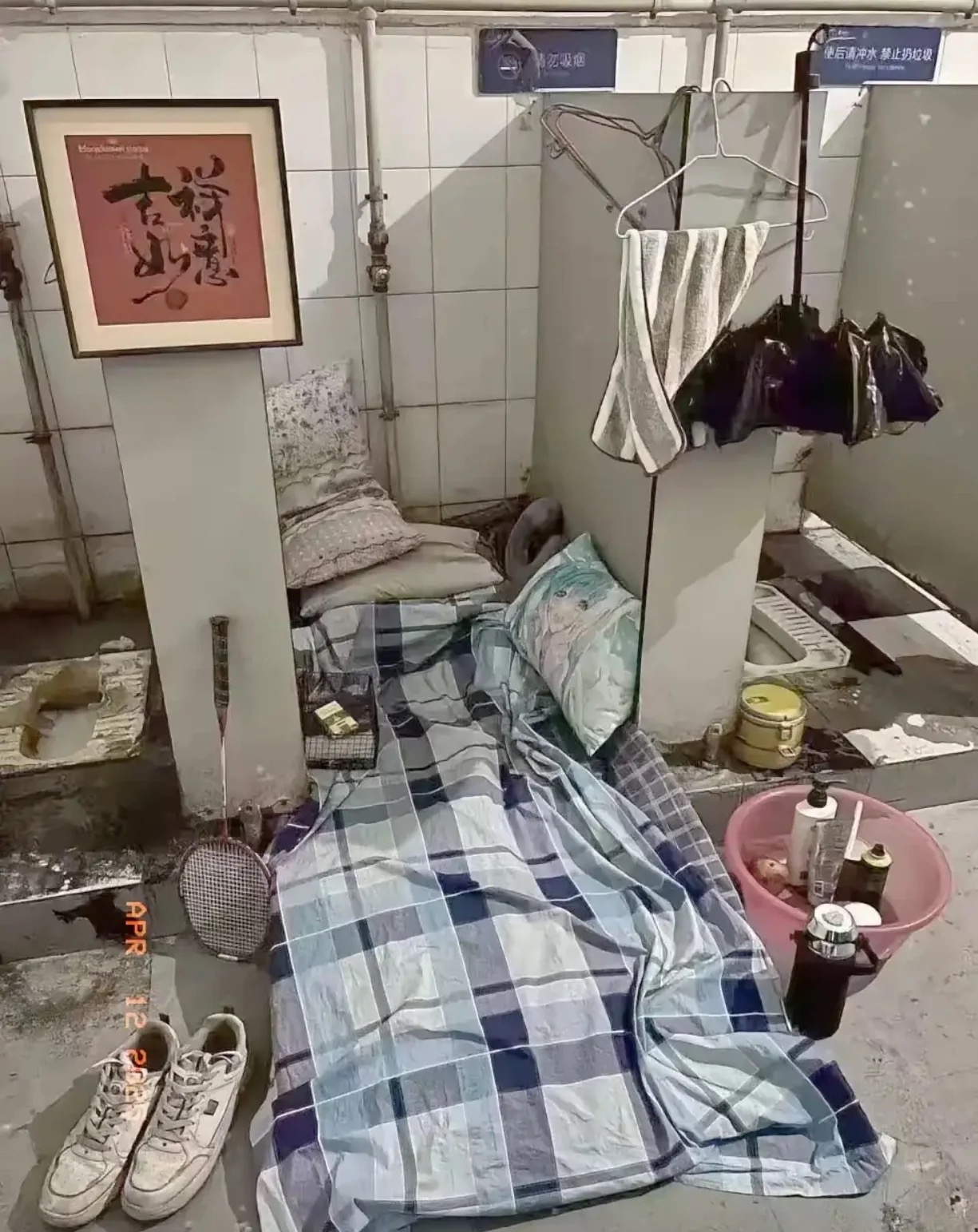 都这样了，还有心思打羽毛球

