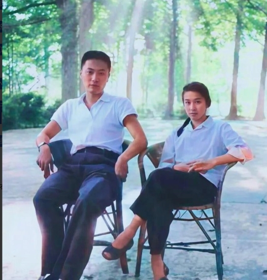 1975年，陈毅的儿子陈小鲁和粟裕的女儿粟惠宁结为伉俪，在庐山度蜜月的照片。你瞧