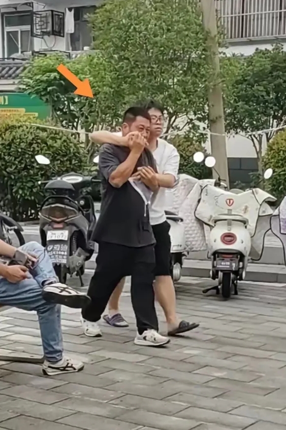 爸爸来陪考，本来是要为儿子做好保障和后盾的，没想到两人午睡都睡过头了！
这个爸爸