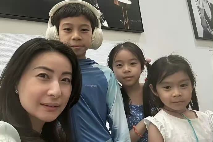 郭晶晶可真会生啊！儿子长得跟太爷爷特别像，二闺女像奶奶，小闺女最像爸爸。