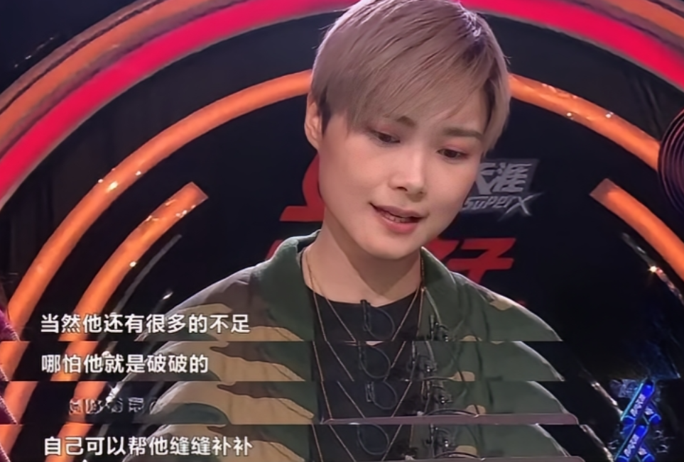 娱乐圈能让毒舌李成儒竖起大拇指夸质朴的艺人不多，李宇春算一个，这让不少人惊讶，毕