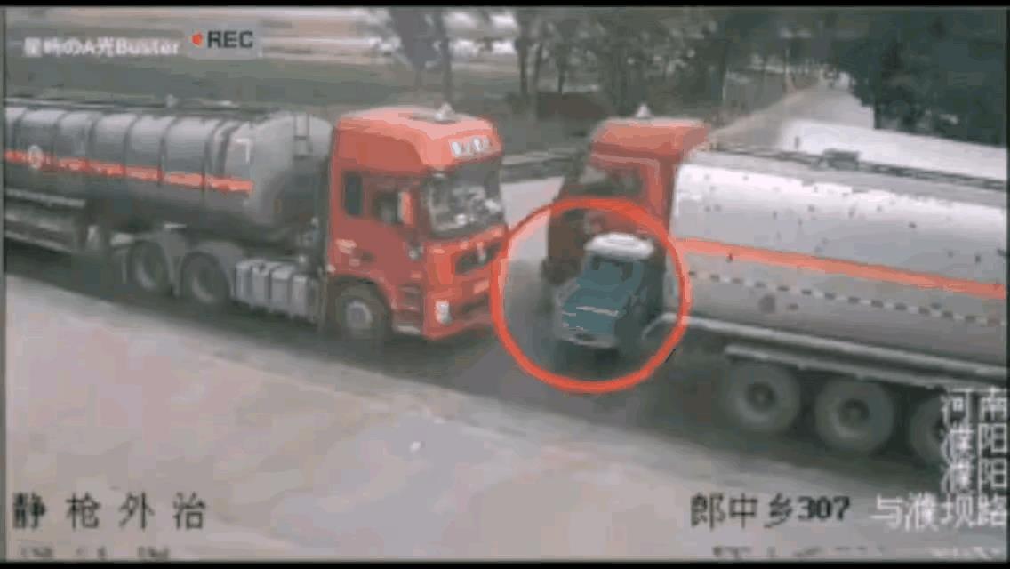 这台小车的司机也太无知了，连两个大车之间的空隙都想开过去，这不是没事找事吗？果然