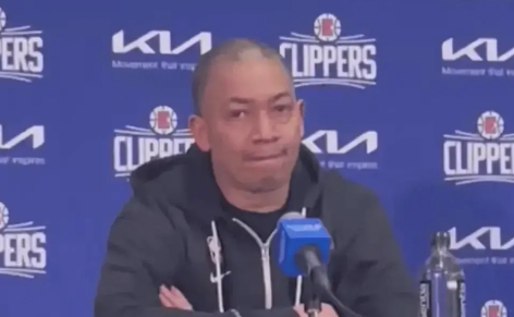 泰伦卢真的是不如他的助理教练布莱恩肖，一点没有魄力，上半场明显的问题一是自己外线