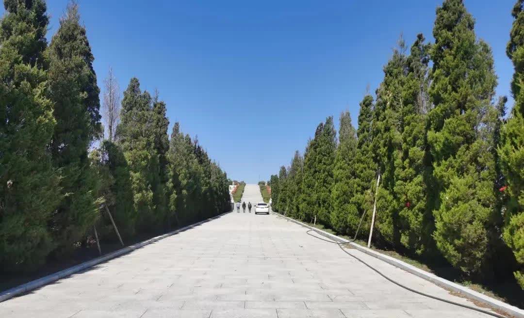 一位58岁民政局下属墓园管理人员透露，现在普通老百姓买墓地，便宜的都得10万8万
