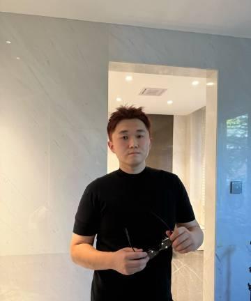 张百乔从228斤瘦到168斤，张百乔在社交平台分享自己的减肥前后对比。
老婆小雪