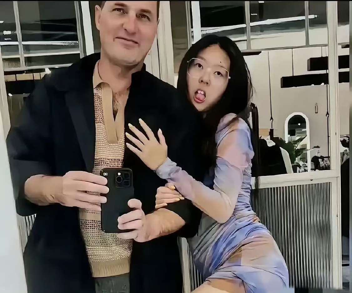 据说第一张照片，是她在国内时的样子。后面两张是出国以后的照片，痣没变，但是判若两