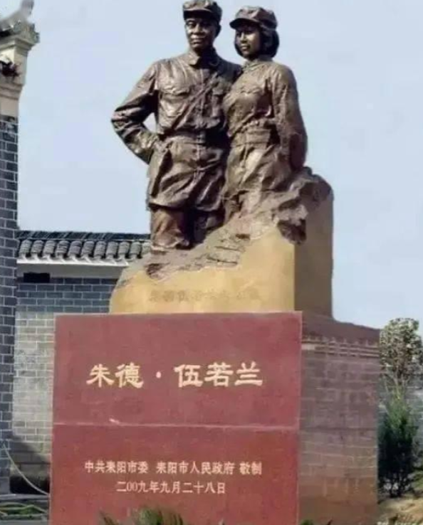 1929年，朱德和妻子正在吃饭，突然，十几个敌军踹门而入：“谁是朱德！”生死关头