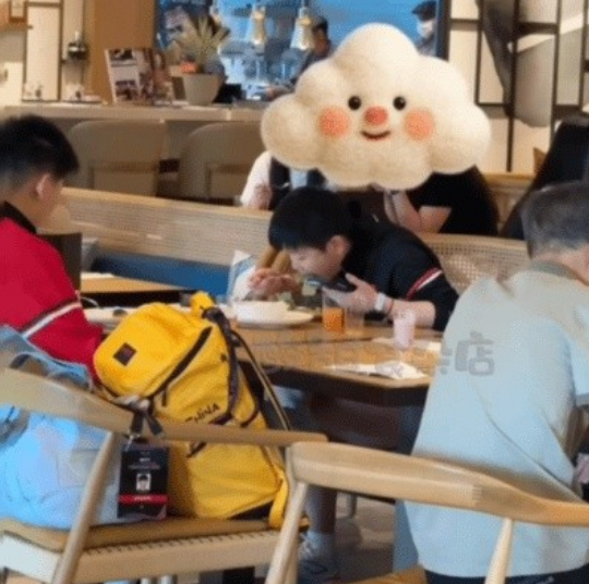孙颖莎清晨带着三名小队友去餐厅，被球迷一把抓拍，

镜头里看不见主管教练，也没陪