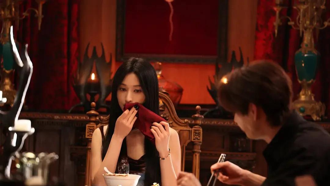 迪丽热巴主演志怪悬疑剧《枭起青壤》开播3天，有效播放量破5000万，热度排行第一！都市里有以吸食人血