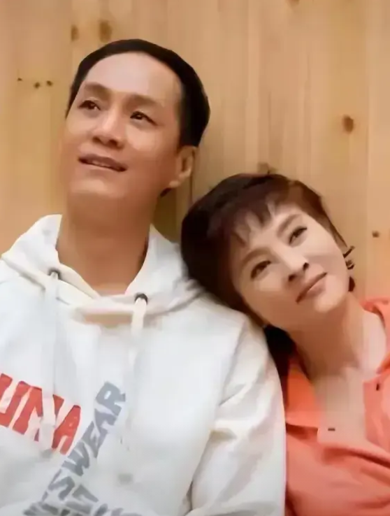 演员冯远征说：很多人以为我和梁丹妮从来不打架，怎么可能呢？夫妻不打架就不叫夫妻，