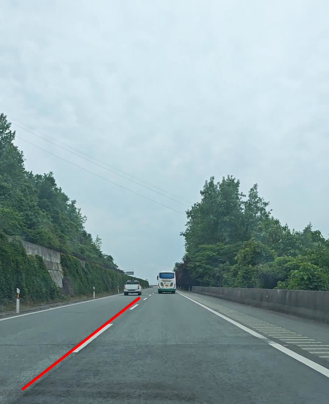 新手司机注意：正确超车变道技巧。
大家看一下走高速跑长途如何正确的去超车？遇到
