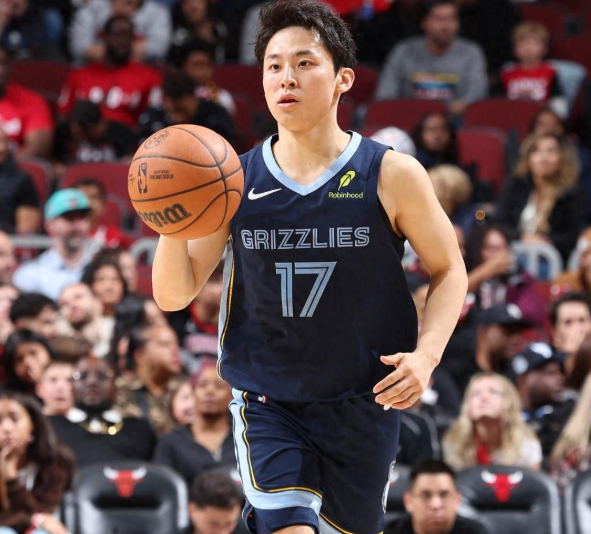 日本后卫夏联拿下12分，虽然效率很低但是还是值得我们年轻球员去学习。有自己的风格