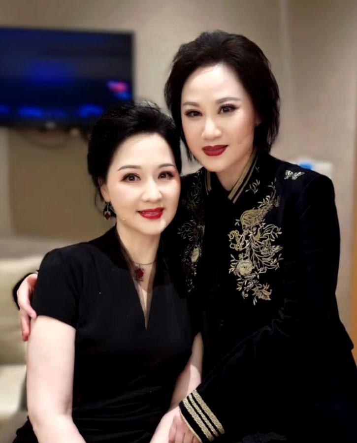 一对越剧舞台姐妹，当下“袁派”、“范派”艺术的领军人物，虽然已是退休年龄了，但只