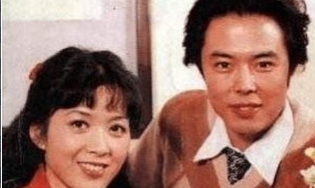 1983年，沈丹萍与张铁林已经谈了6年恋爱。有一天，沈丹萍刚回到宿舍，同宿舍的一
