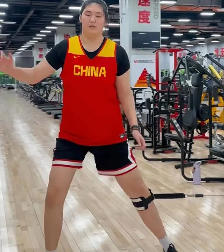 中国女篮输给日本队，
问题不是出在张子宇那里，
但是她有一个很致命的弱点，那