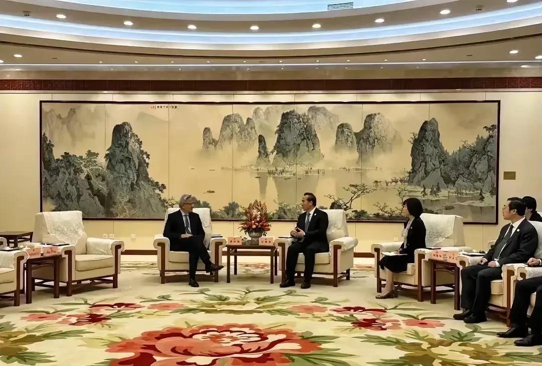 中国和英伟达谈妥了
令美国没有想到的是，他们引以为傲的高新科技企业英伟达在时隔3