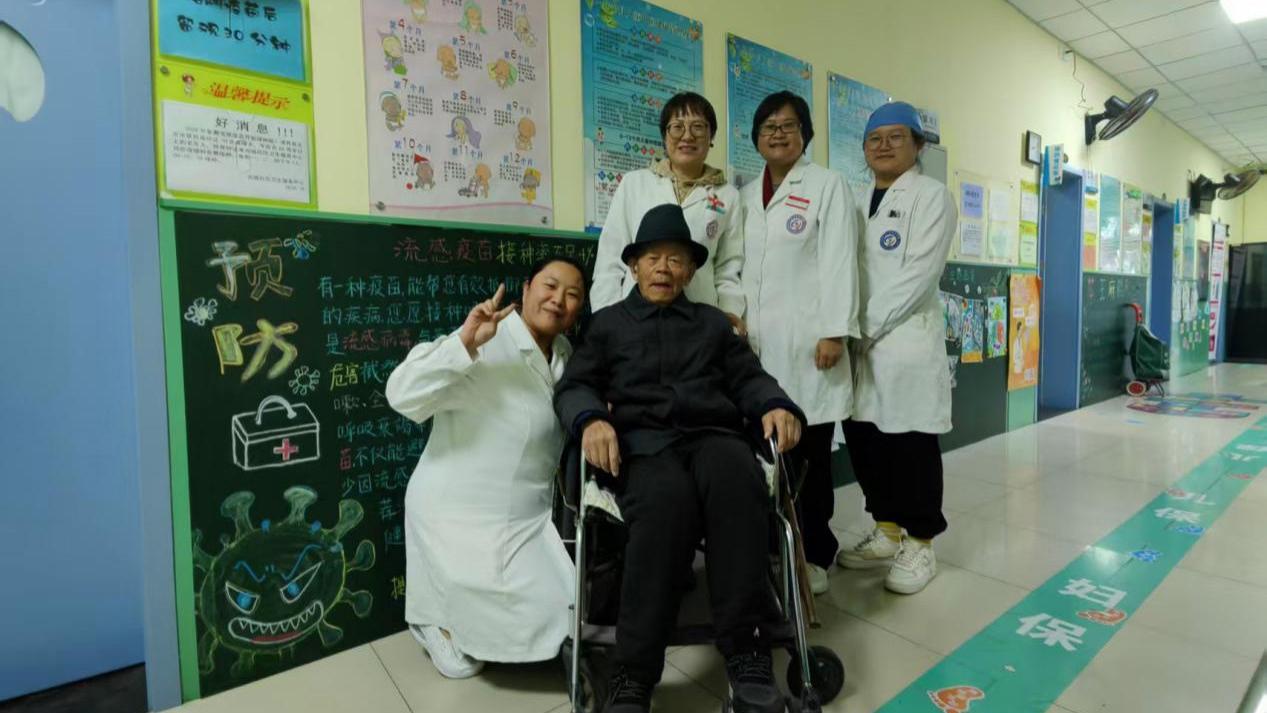 护航103岁老人接种流感疫苗——古城社区“绿色通道”百岁“追苗”显智慧