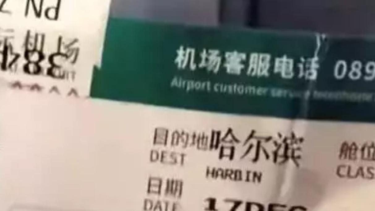 离谱！女子穿网购羽绒服游哈尔滨，返程退货，口袋里登机牌暴真相