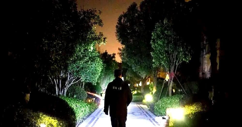 一个APP，正在逼走一个行业。
夜班保安这个活，快没人干了。
不过话说回来，现在