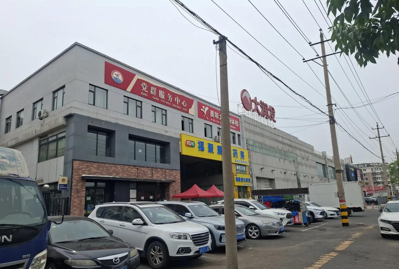 昨天下午路过吉林省吉林市解放北路大润发二店，发现去年停业的肯德基门市现在还在招租