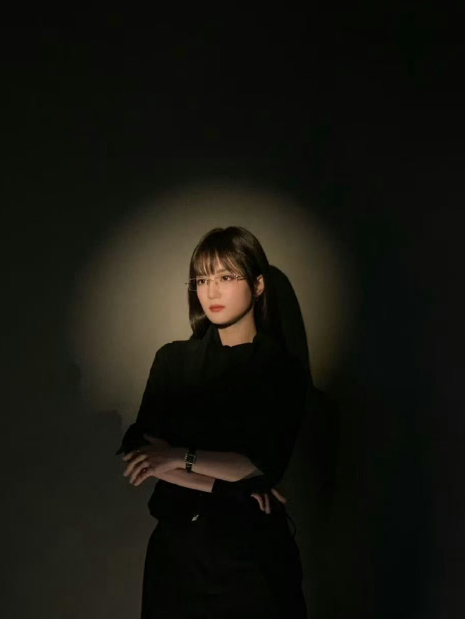 张雅钦在《明日乐园》中饰演马瑟，30岁成熟知性，戴眼镜温柔又冷静，是智商担当，更