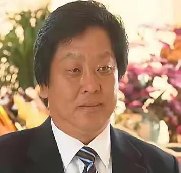 梁希森的一生简直就是一部传奇大剧。从1955年出生在贫困家庭，弟弟饿死，自己小学